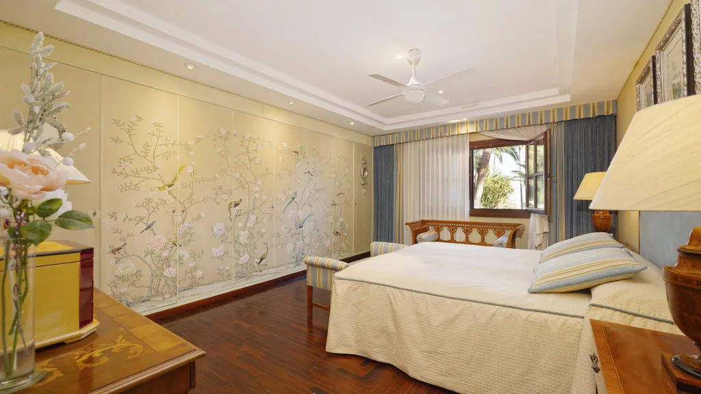 Buy Estepona 5 bedrooms chalet