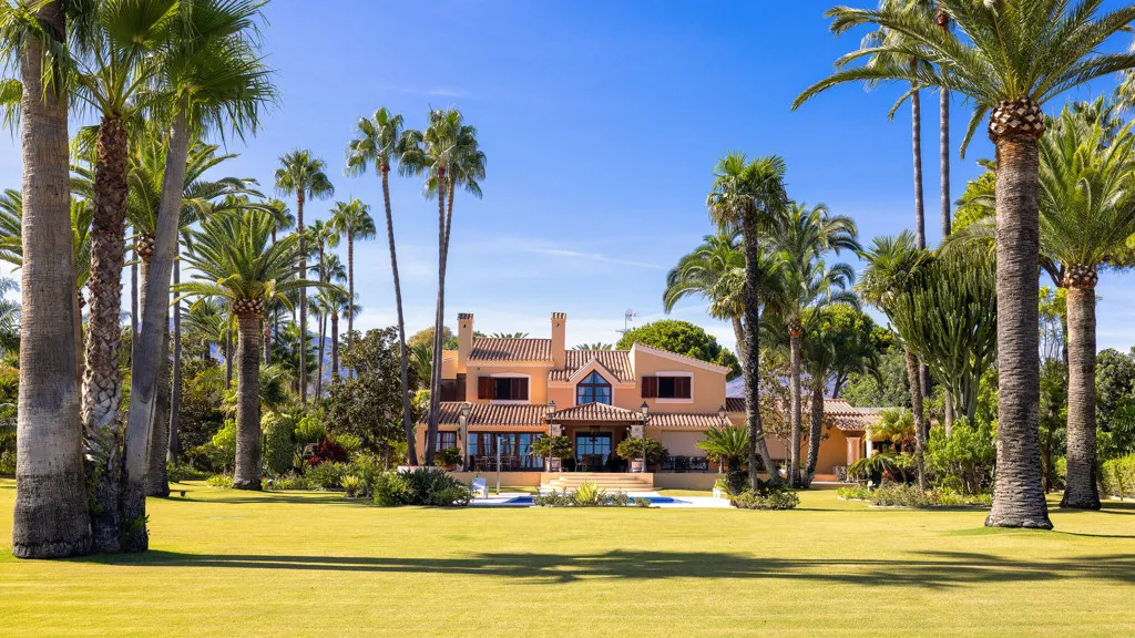 Buy Estepona 5 bedrooms chalet