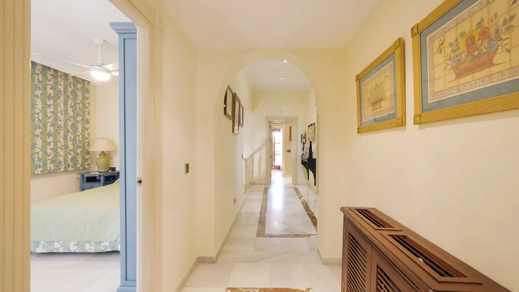 Buy Estepona 5 bedrooms chalet