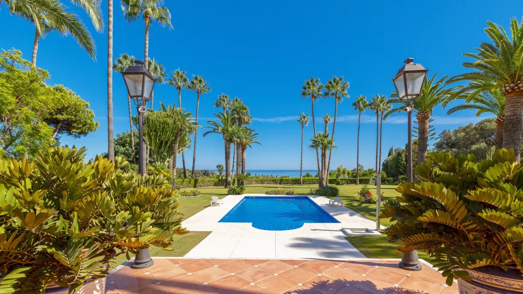Buy Estepona 5 bedrooms chalet