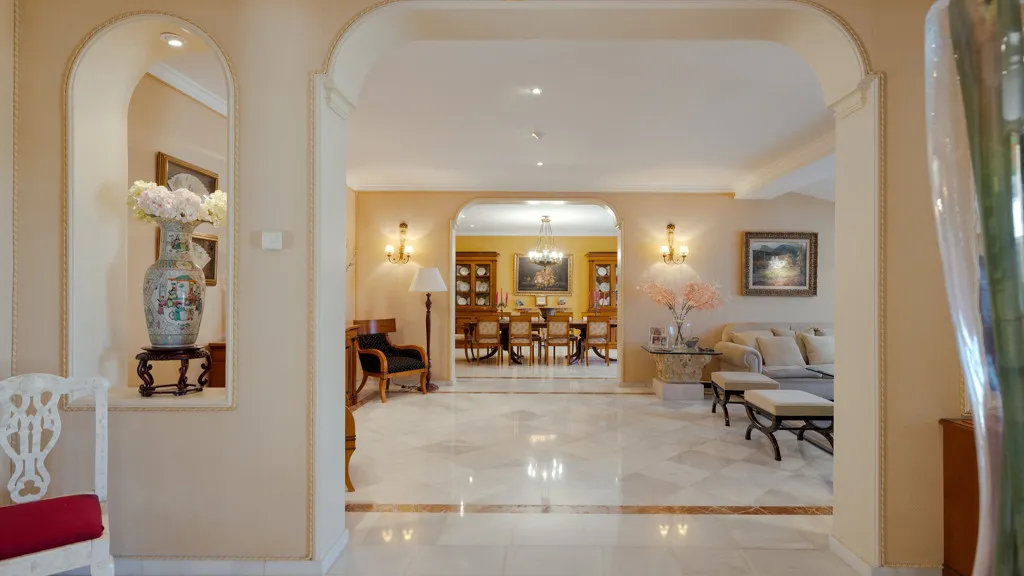 Buy Estepona 5 bedrooms chalet