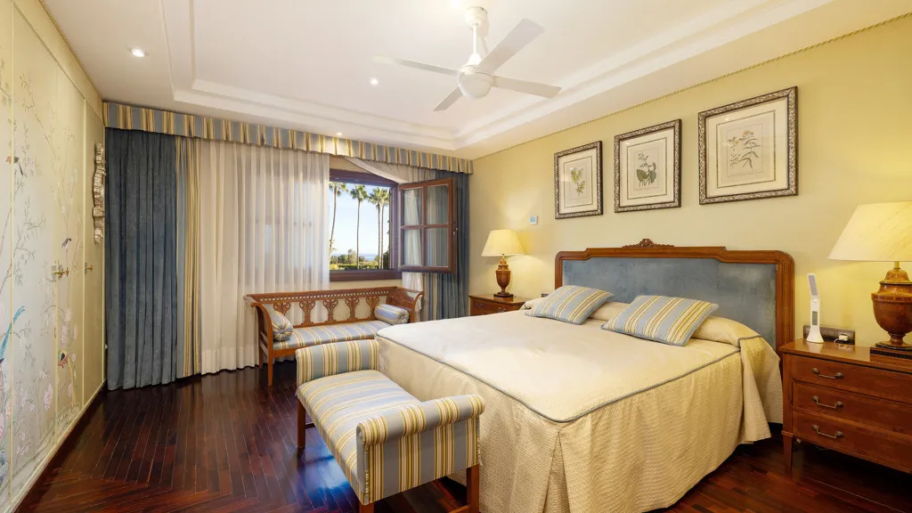 Buy Estepona 5 bedrooms chalet