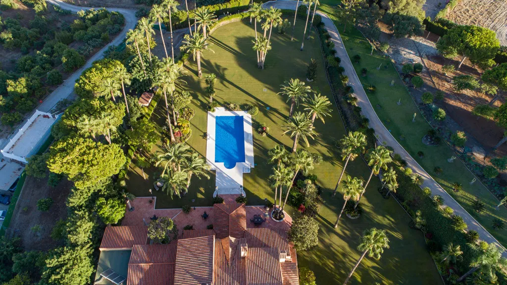 Buy Estepona 5 bedrooms chalet