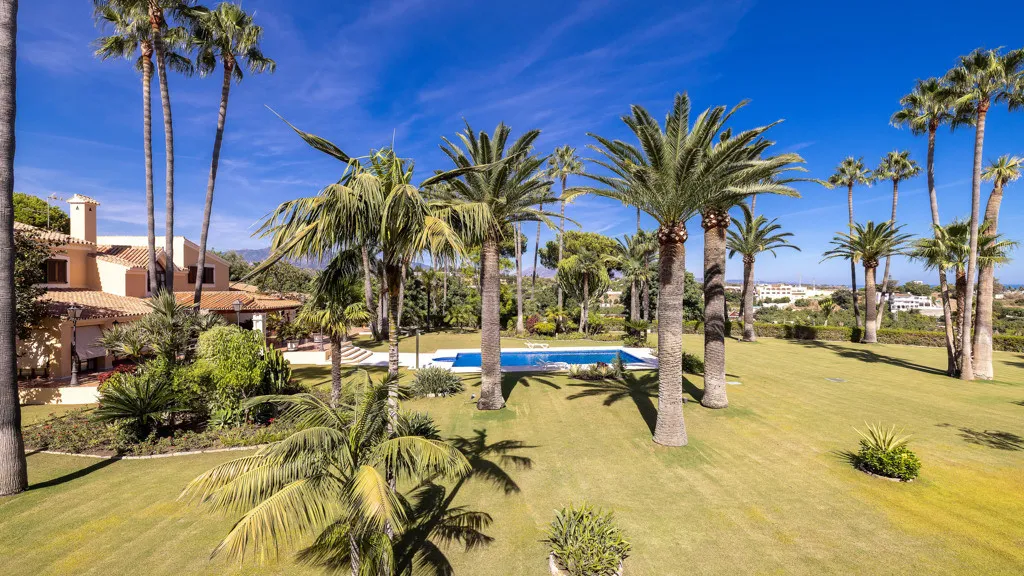 Buy Estepona 5 bedrooms chalet