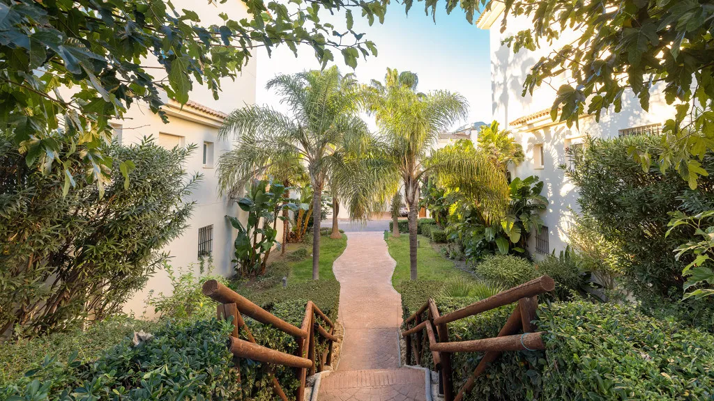 Apartamento con 3 dormitorios en venta en Estepona