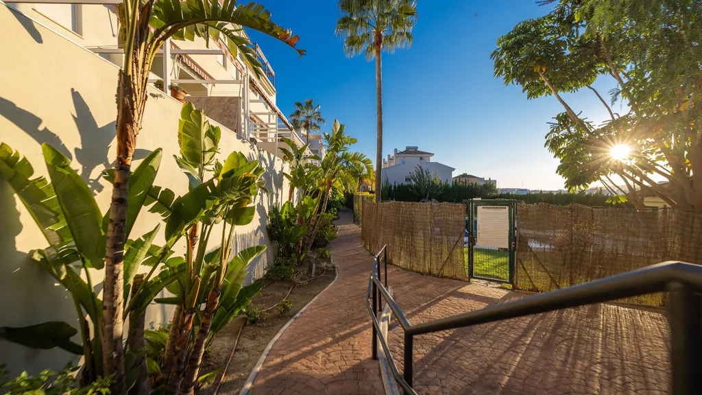 Apartamento con 3 dormitorios en venta en Estepona