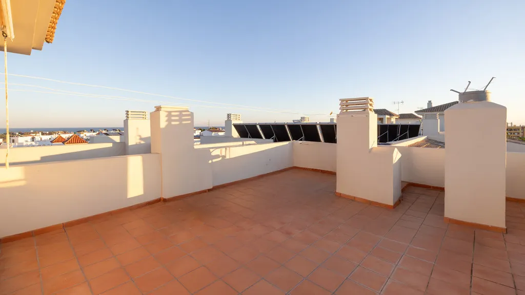 Apartamento con 3 dormitorios en venta en Estepona