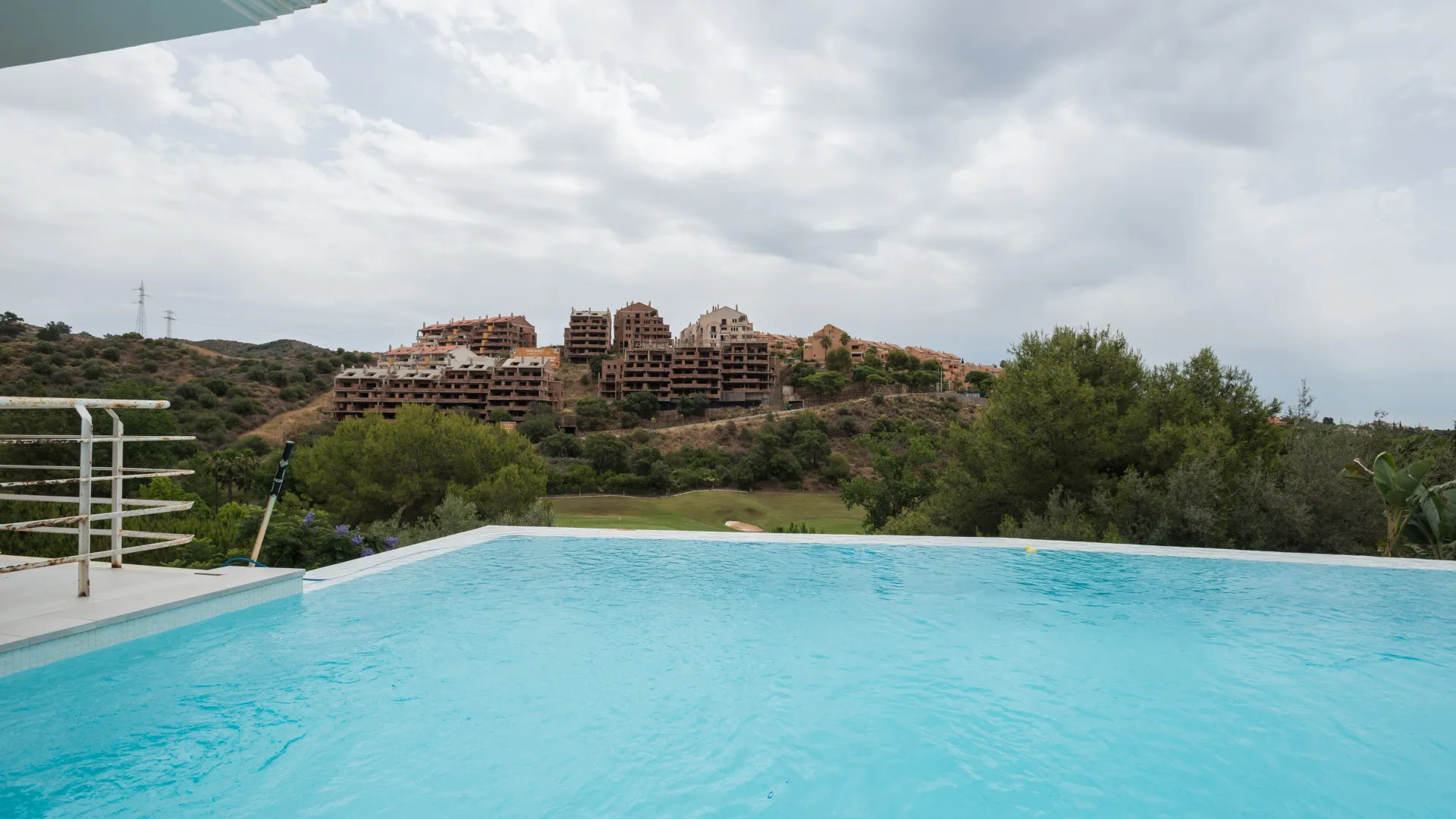 8 bedrooms villa in Elviria for sale