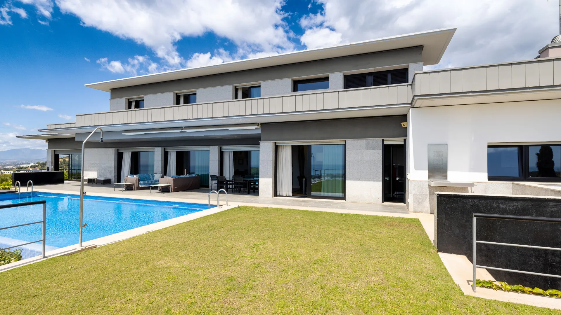 Villa for sale in Los Altos de los Monteros