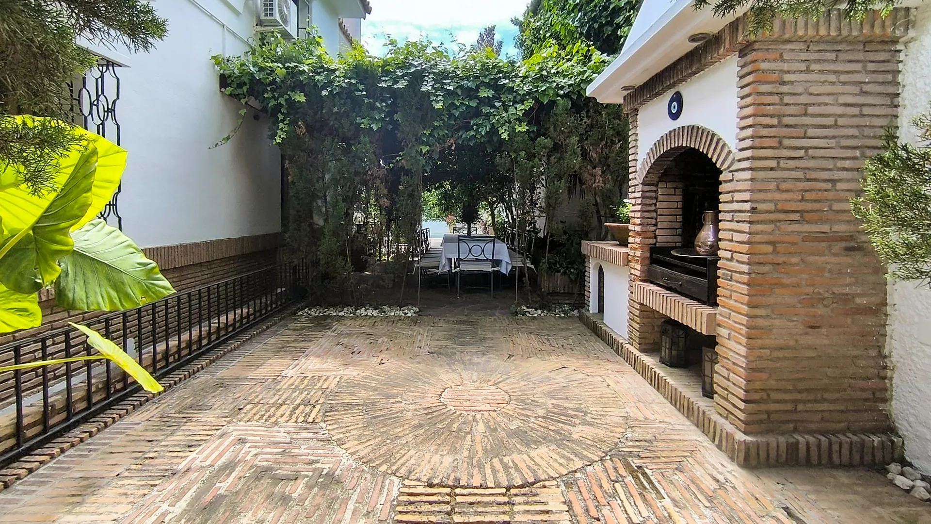 6 bedrooms villa in Los Monteros for sale