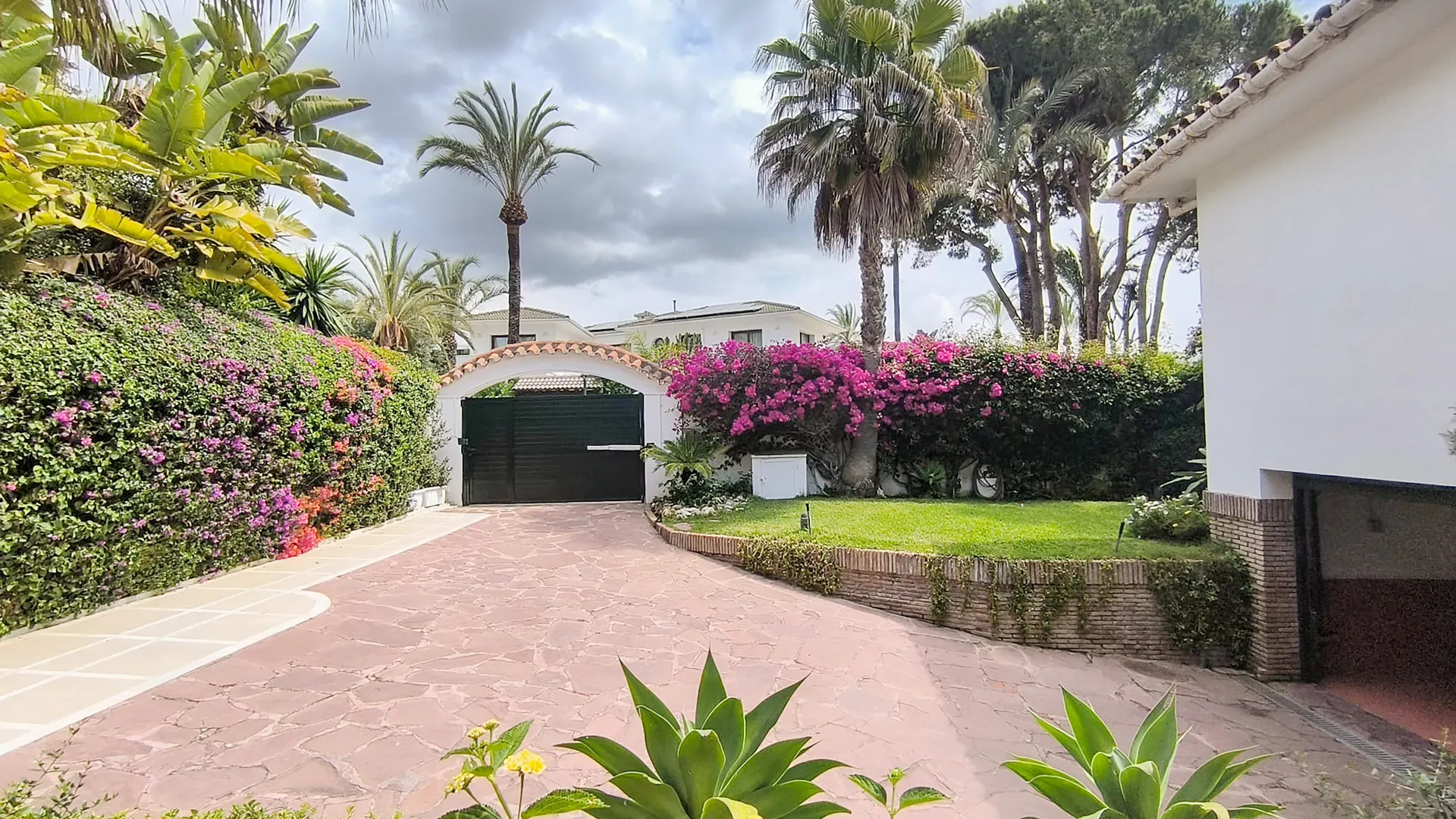 6 bedrooms villa in Los Monteros for sale