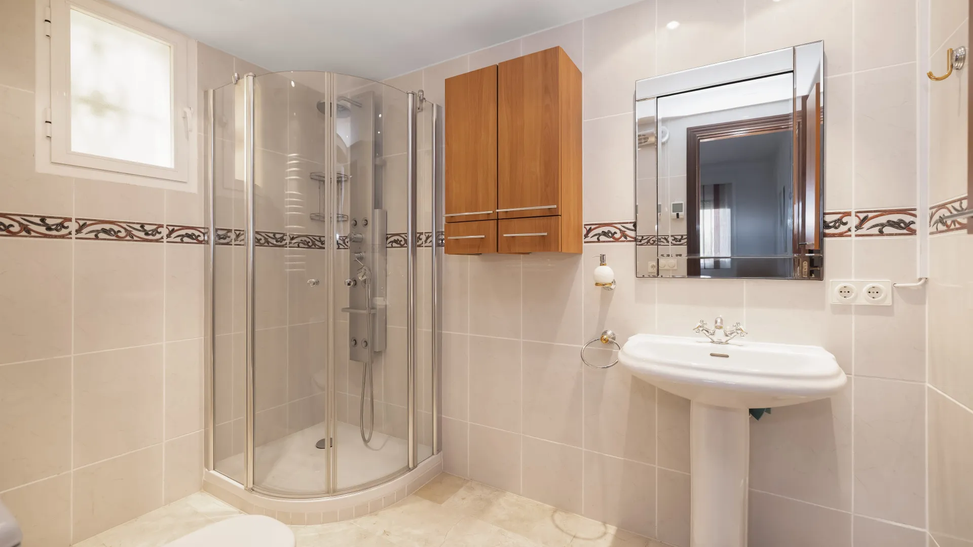 Buy semi detached house in Costabella with 5 bedrooms