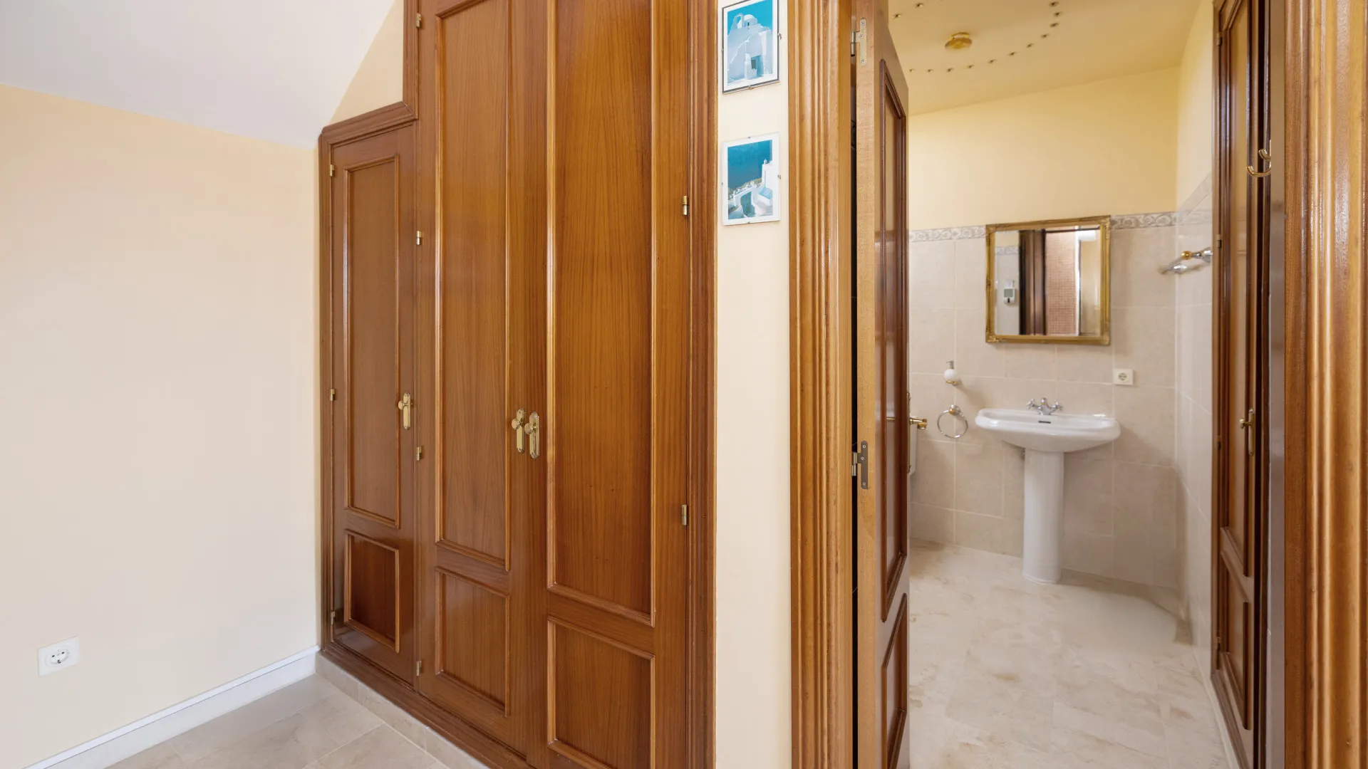 Buy semi detached house in Costabella with 5 bedrooms