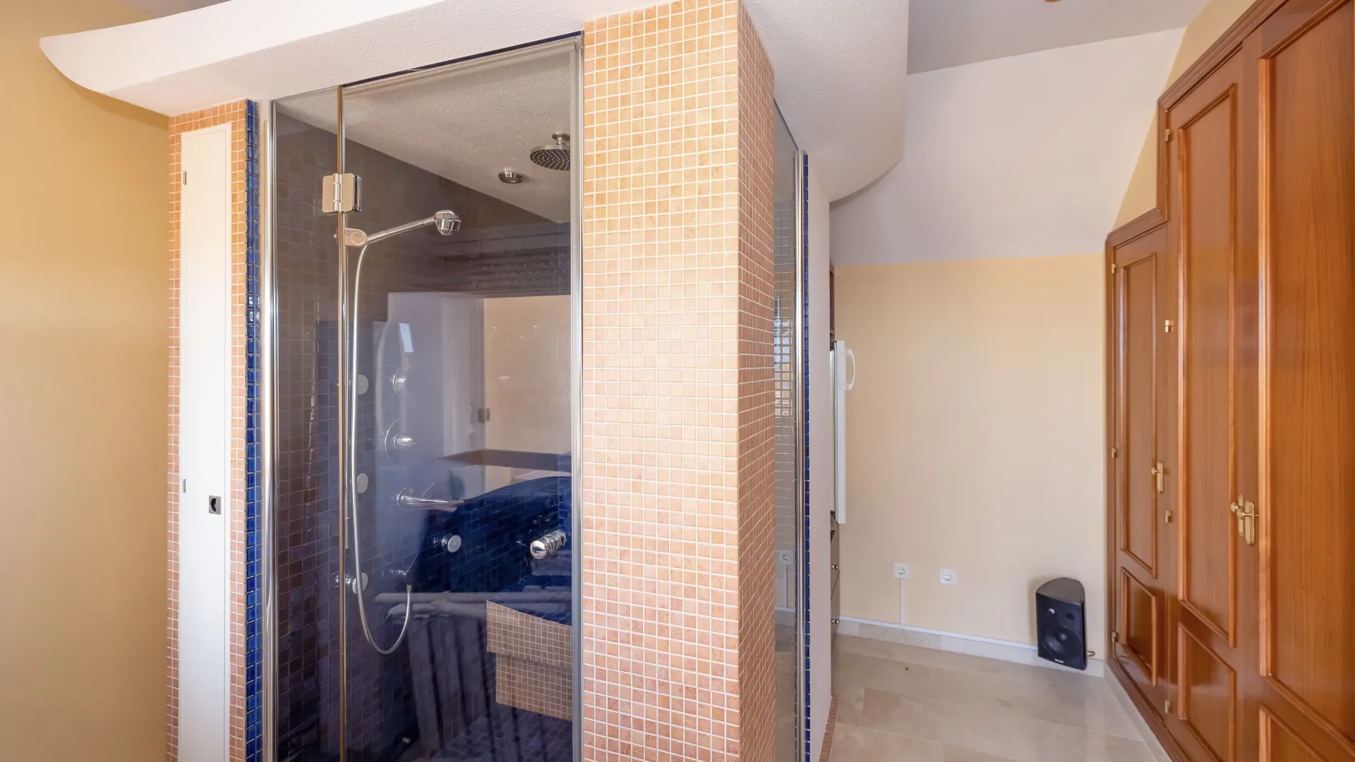 Buy semi detached house in Costabella with 5 bedrooms