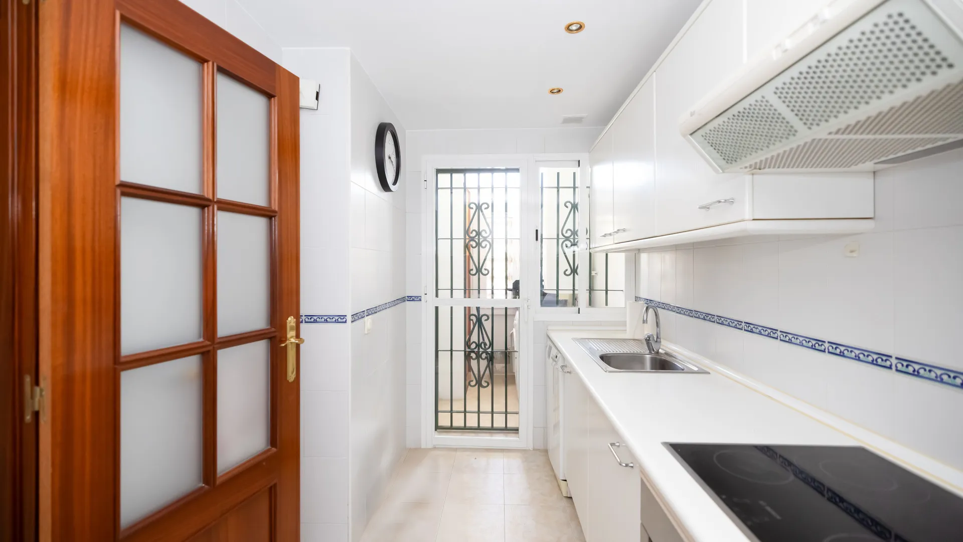 Buy semi detached house in Costabella with 5 bedrooms