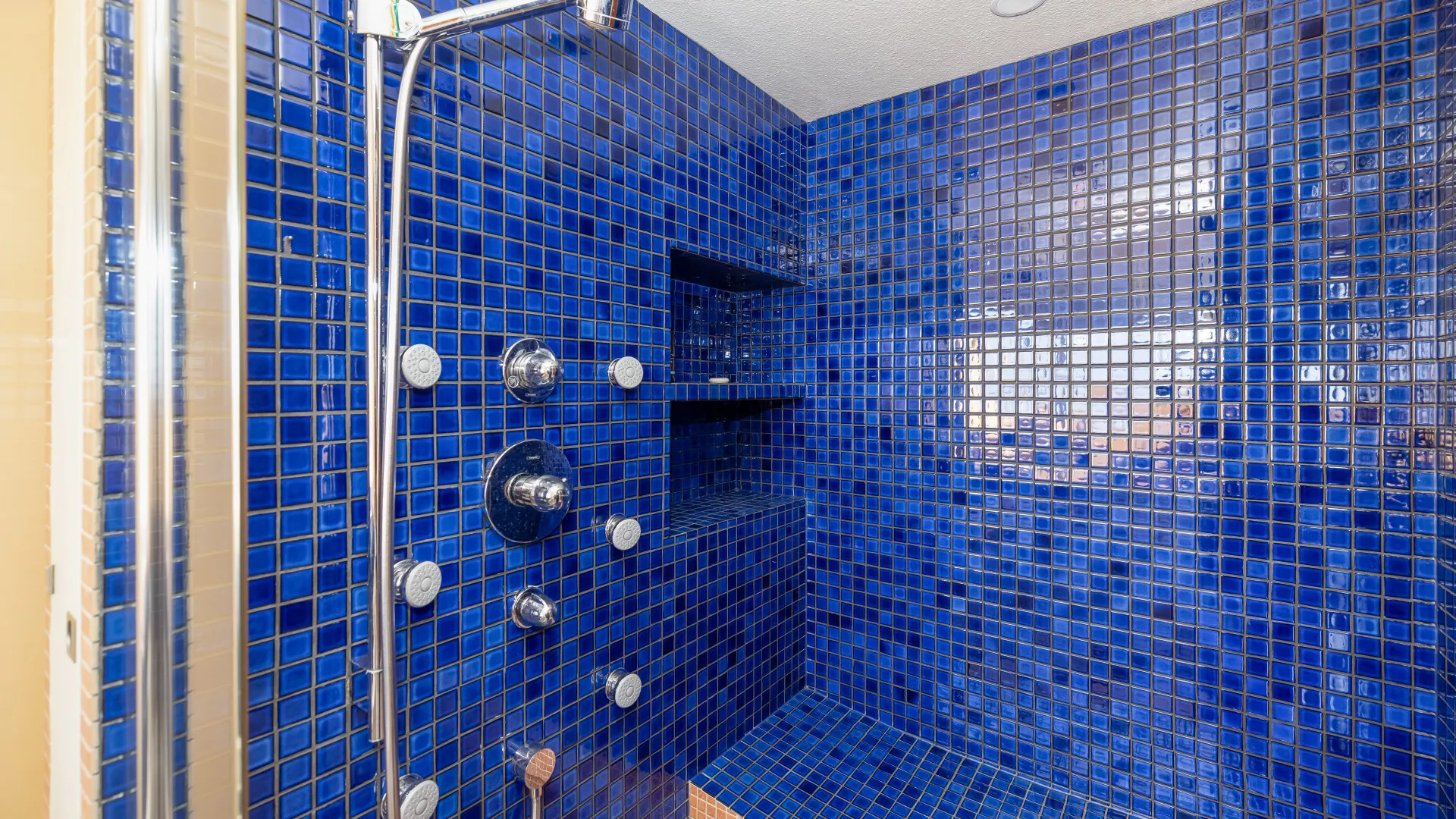 Buy semi detached house in Costabella with 5 bedrooms