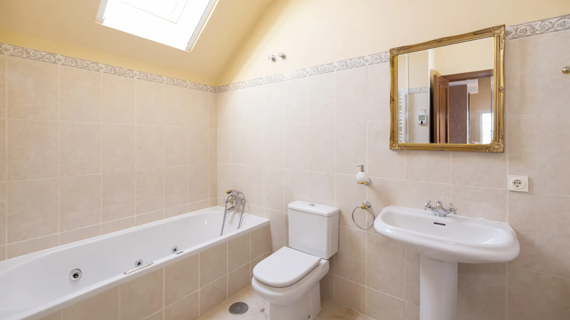 Buy semi detached house in Costabella with 5 bedrooms