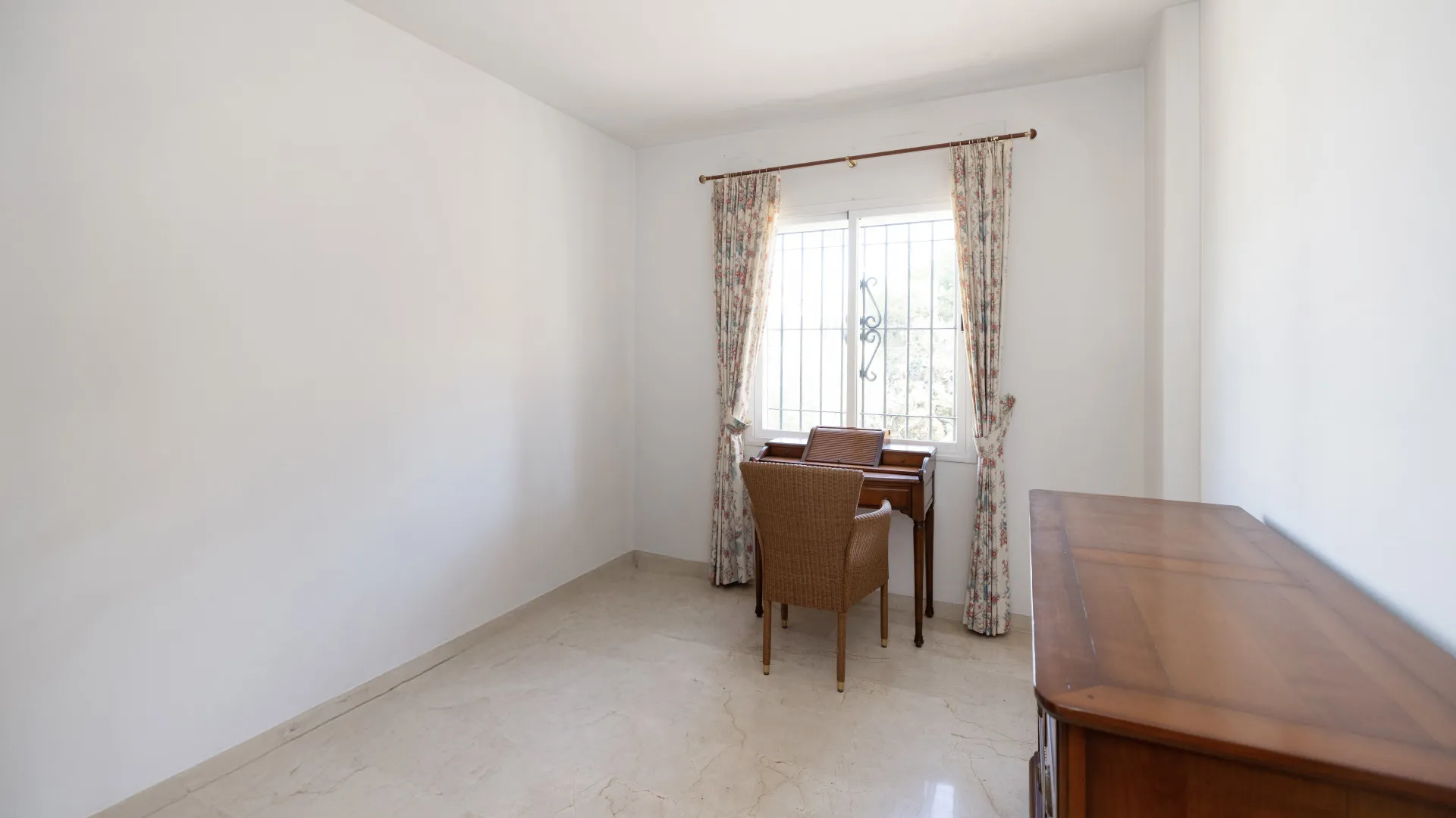 Buy semi detached house in Costabella with 5 bedrooms