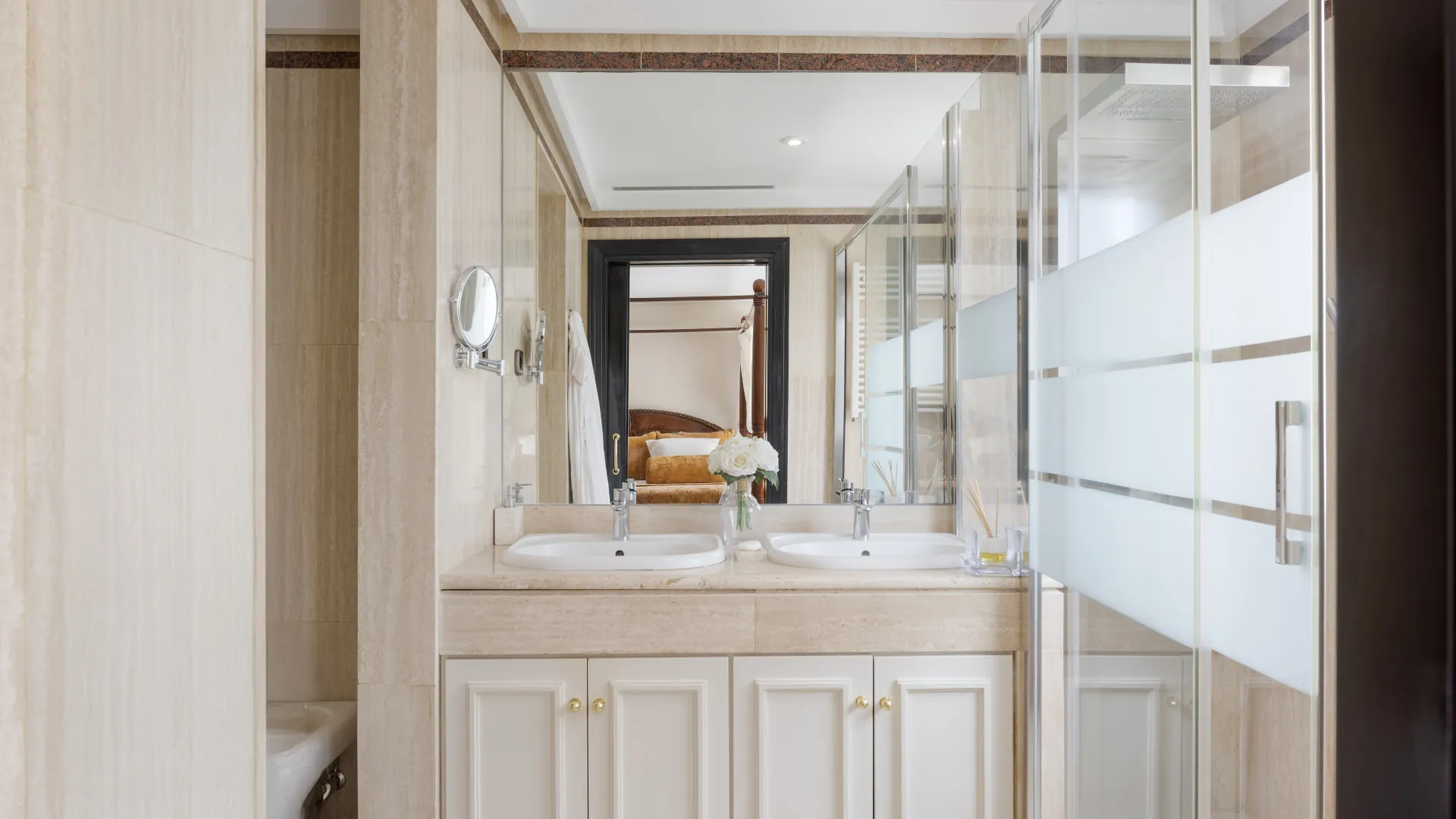 Apartment for sale in Playa de la Fontanilla with 4 bedrooms