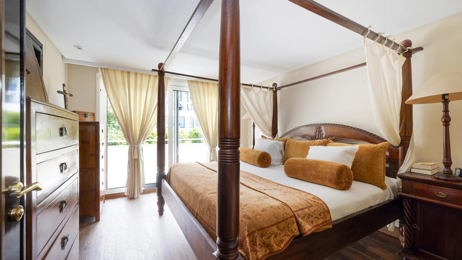 Apartment for sale in Playa de la Fontanilla with 4 bedrooms