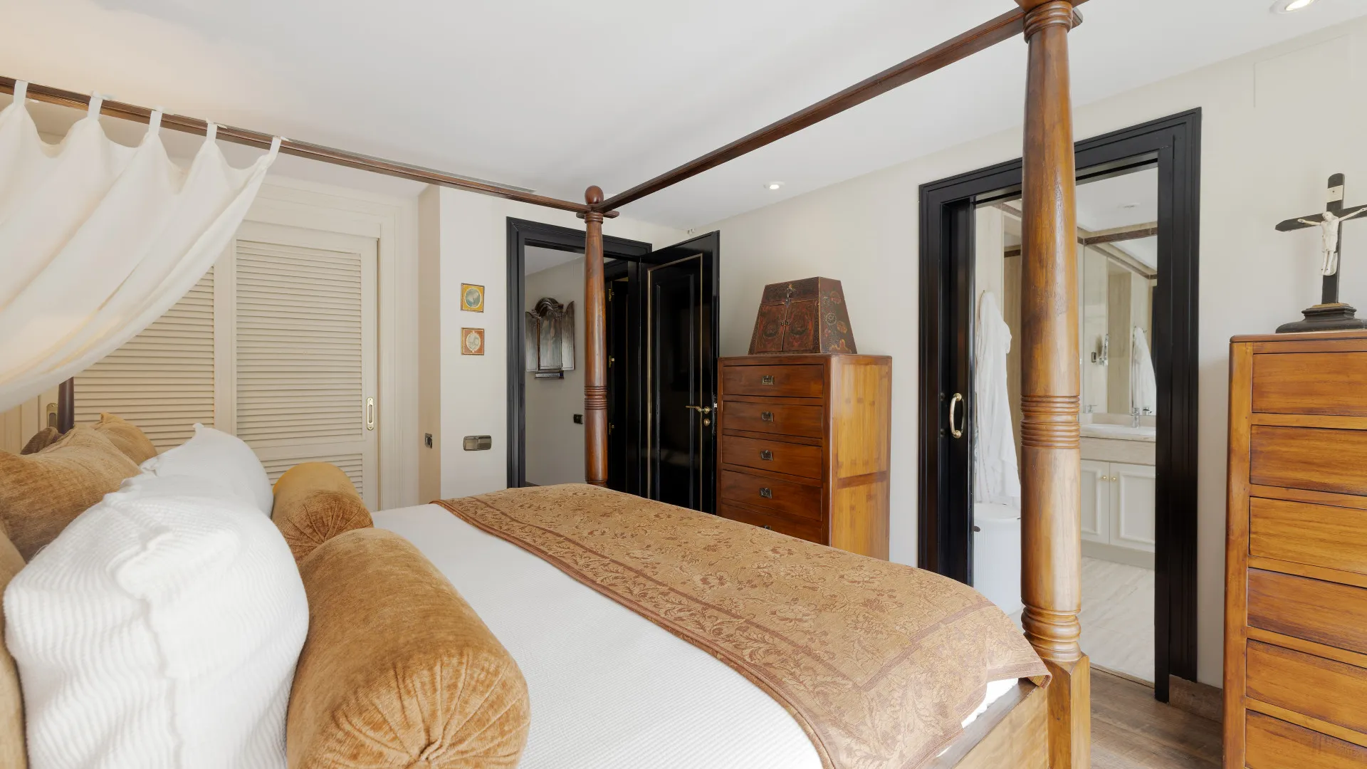 Apartment for sale in Playa de la Fontanilla with 4 bedrooms