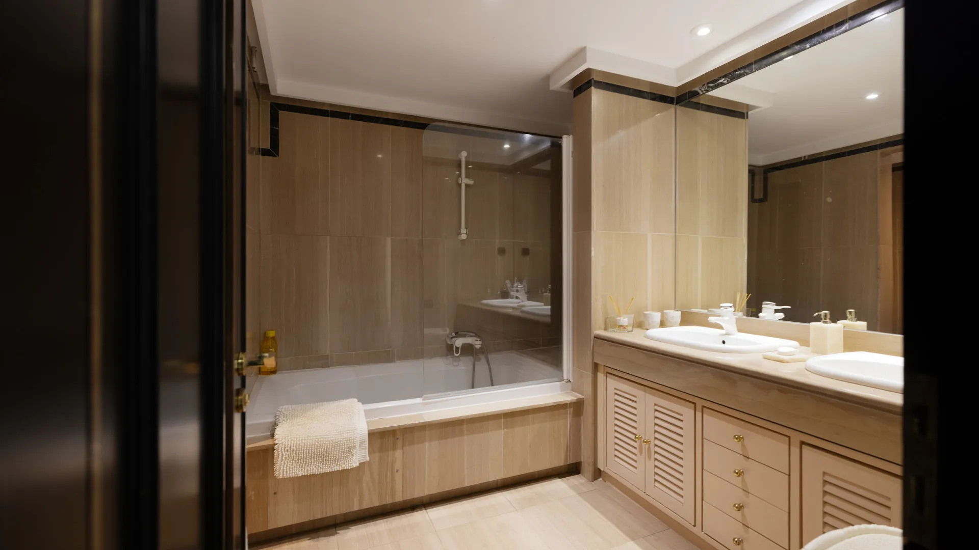 Apartment for sale in Playa de la Fontanilla with 4 bedrooms