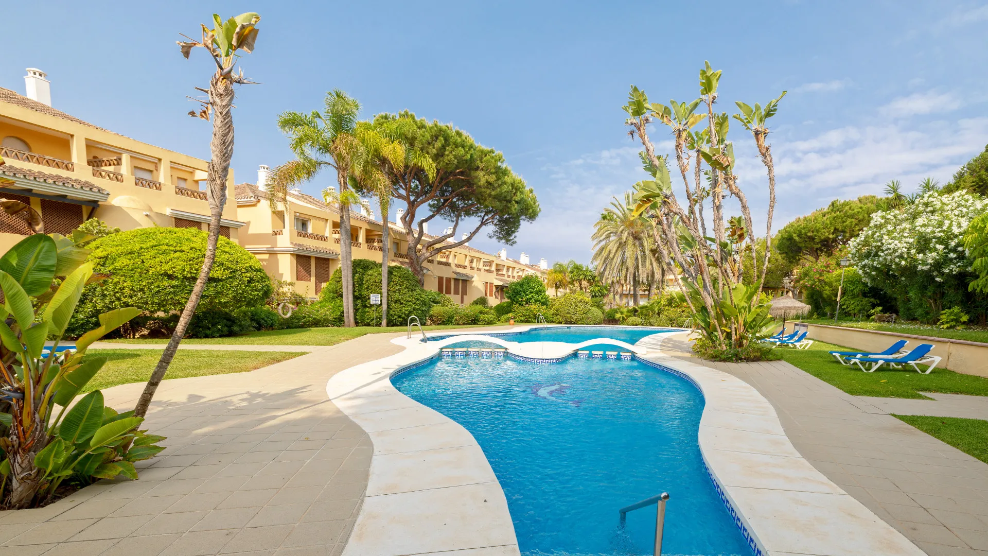 For sale apartment in Elviria Playa with 4 bedrooms