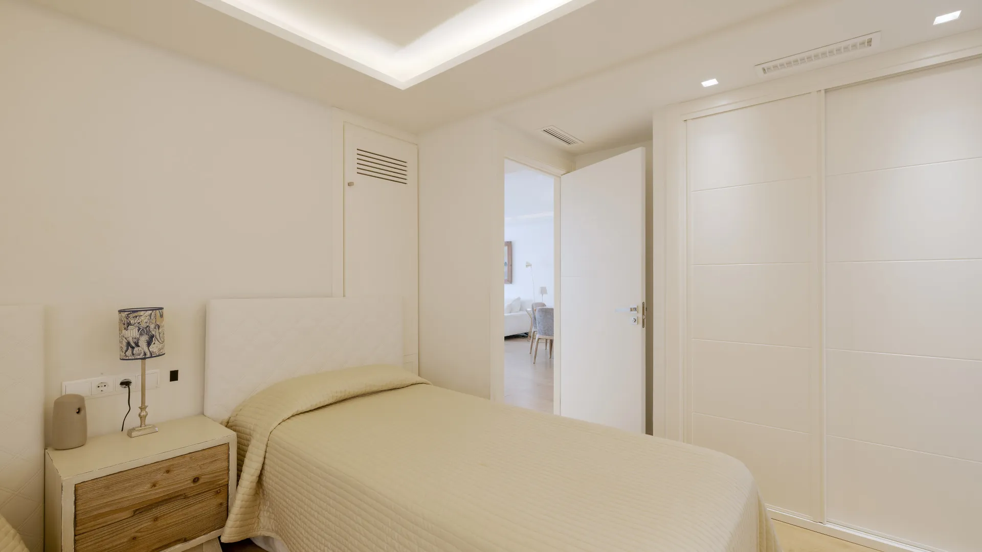 For sale apartment in Elviria Playa with 4 bedrooms