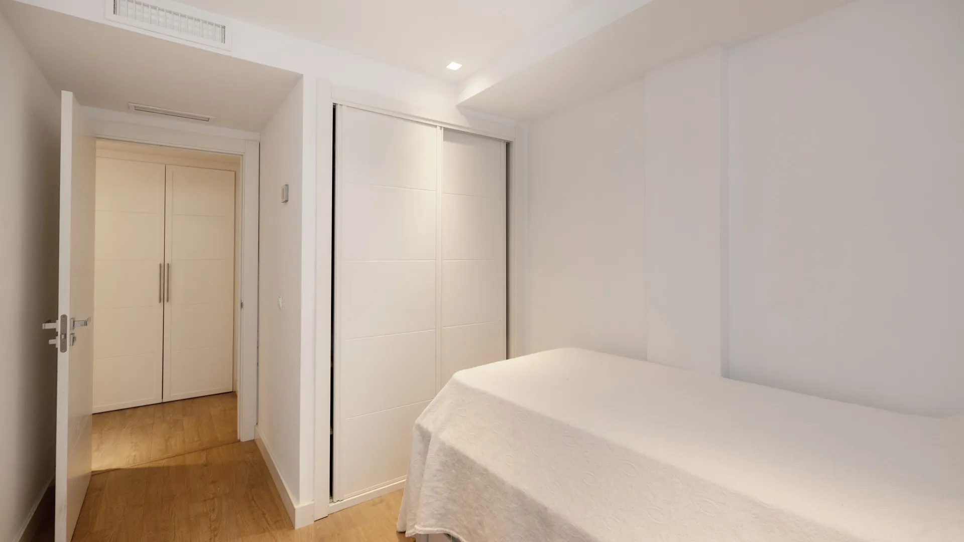 For sale apartment in Elviria Playa with 4 bedrooms