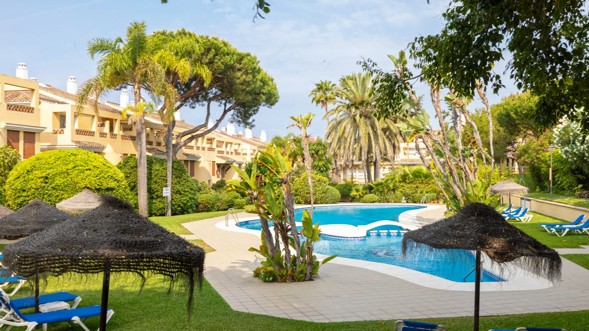 For sale apartment in Elviria Playa with 4 bedrooms