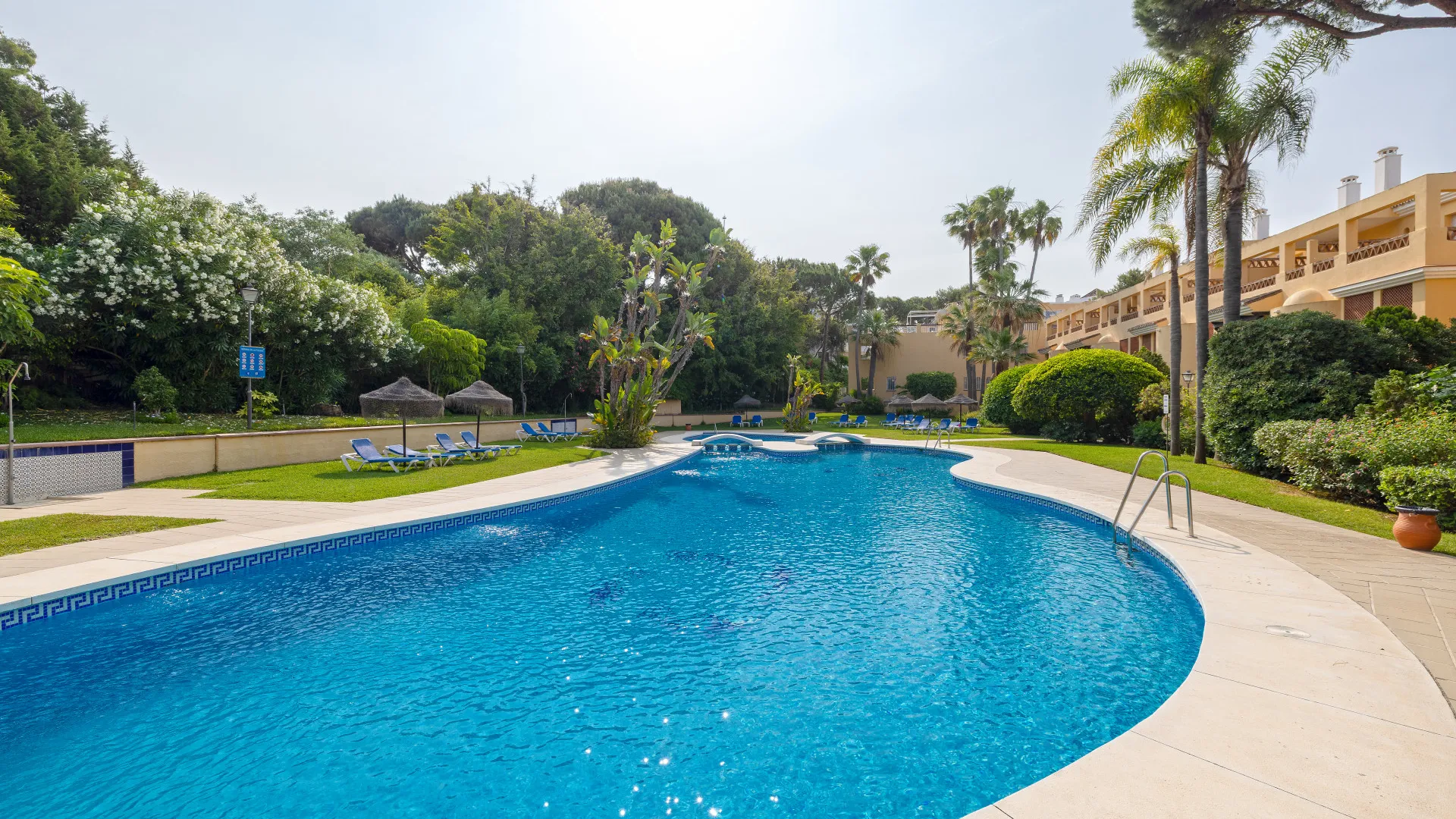 For sale apartment in Elviria Playa with 4 bedrooms