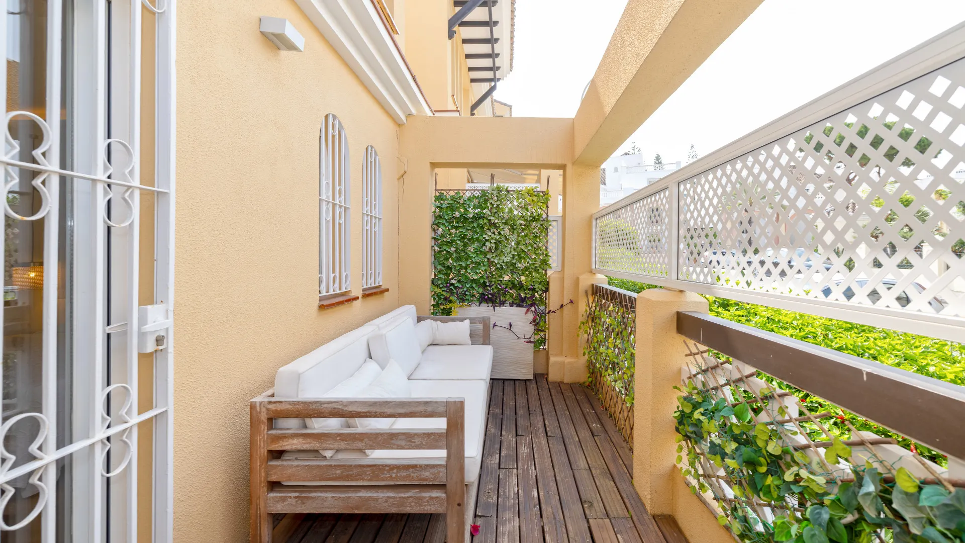 For sale apartment in Elviria Playa with 4 bedrooms