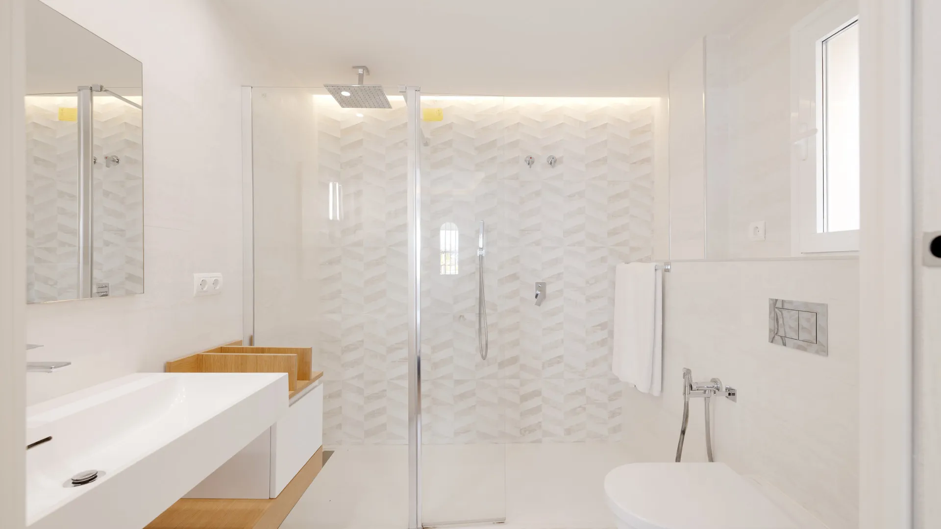 For sale apartment in Elviria Playa with 4 bedrooms