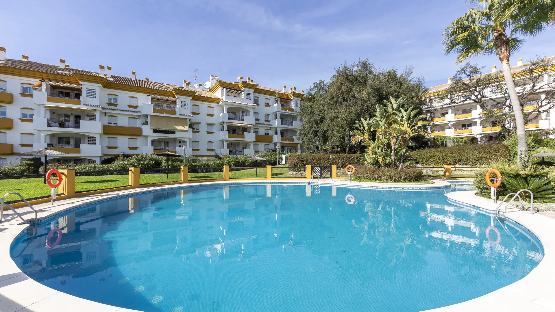 Comprar apartamento planta baja de 2 dormitorios en Los Pinos de Nagüeles