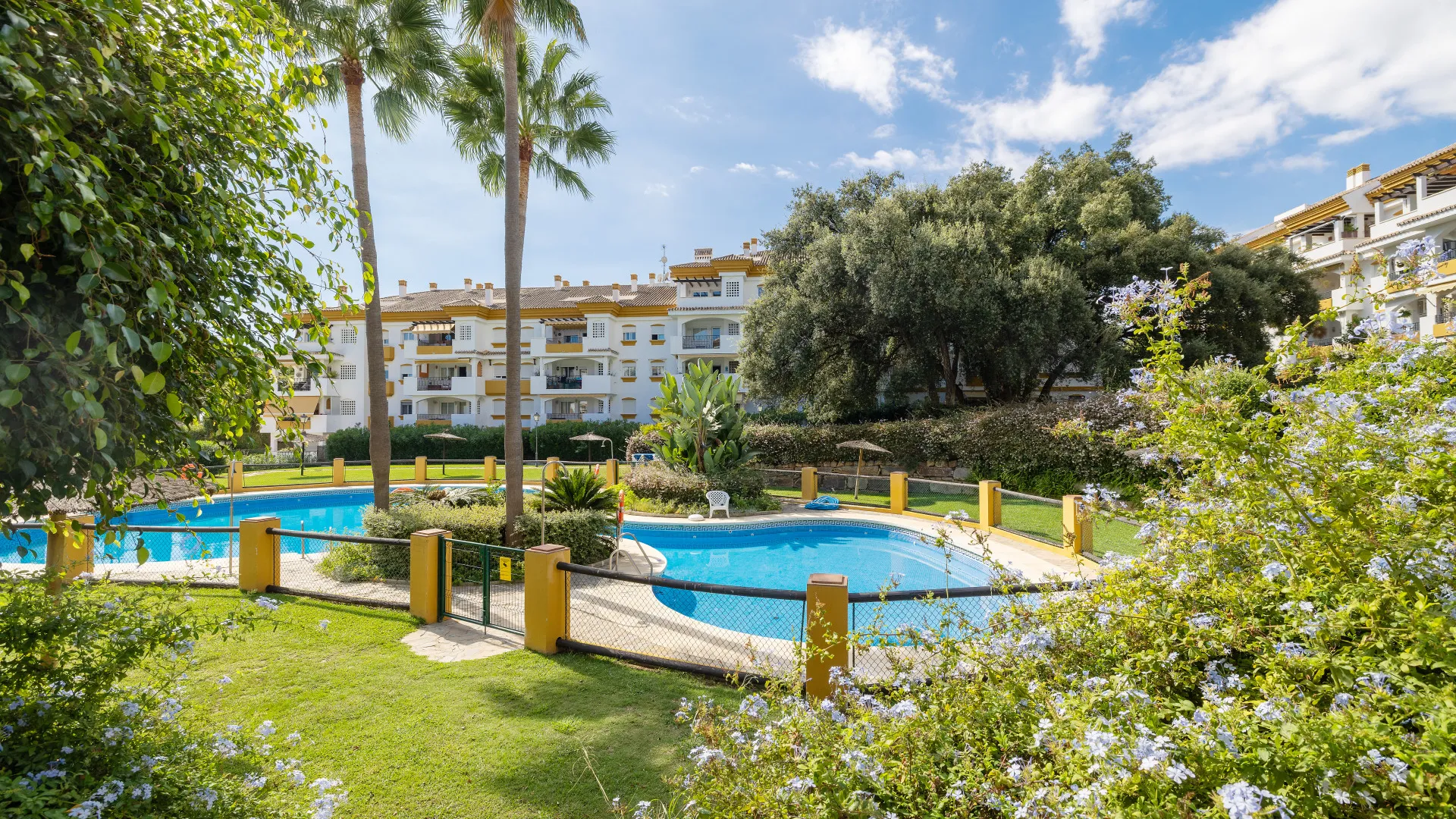 Comprar apartamento planta baja de 2 dormitorios en Los Pinos de Nagüeles