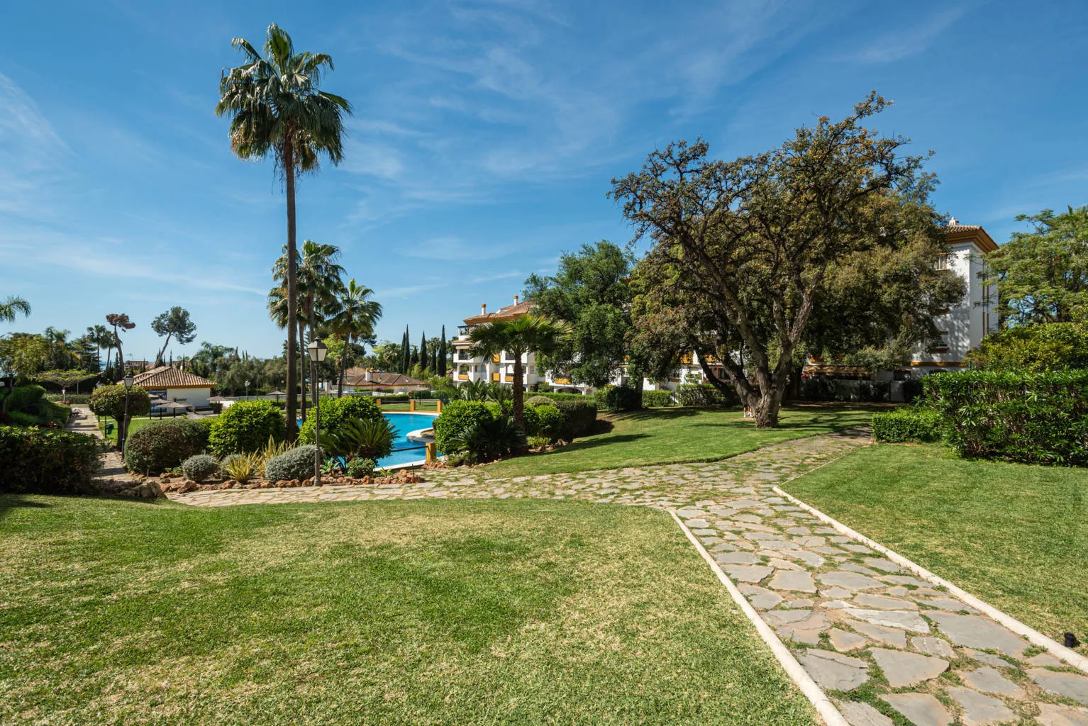 Comprar apartamento planta baja de 2 dormitorios en Los Pinos de Nagüeles