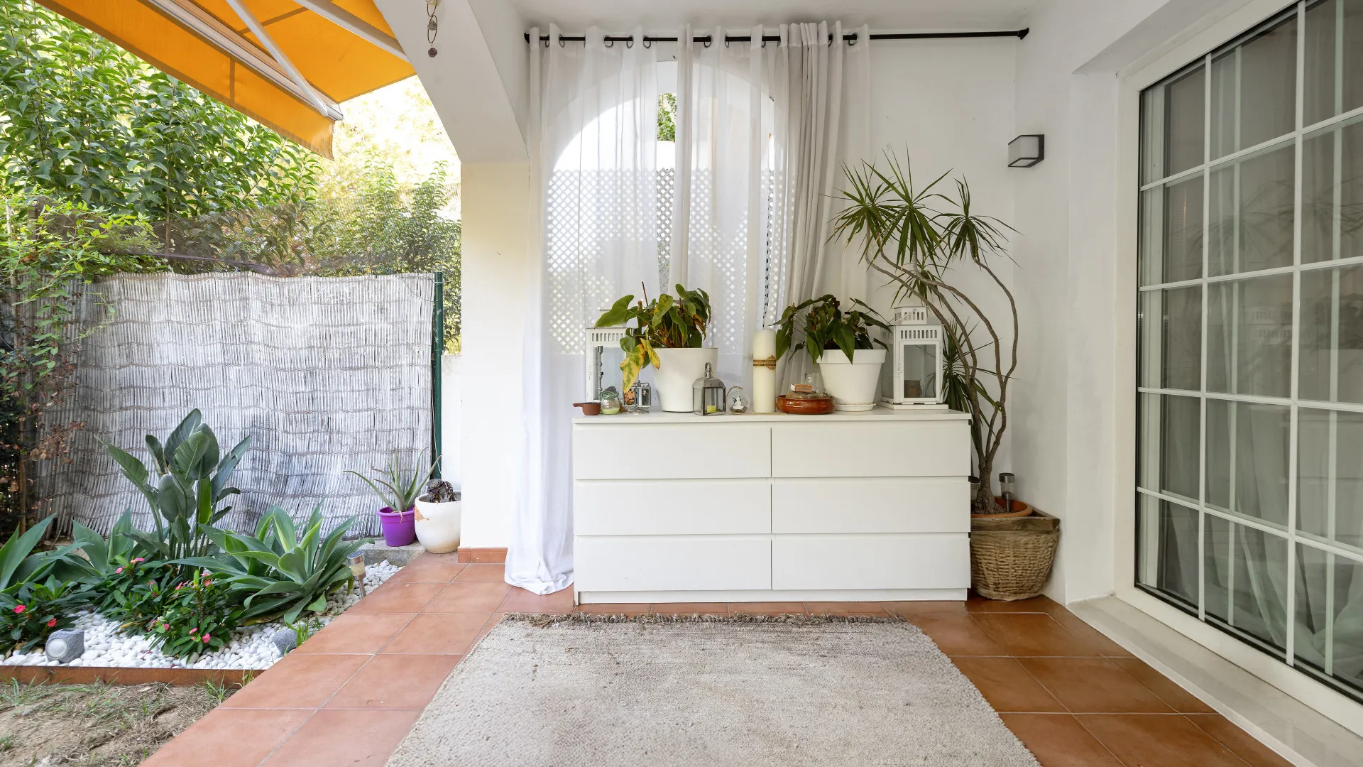 Comprar apartamento planta baja de 2 dormitorios en Los Pinos de Nagüeles