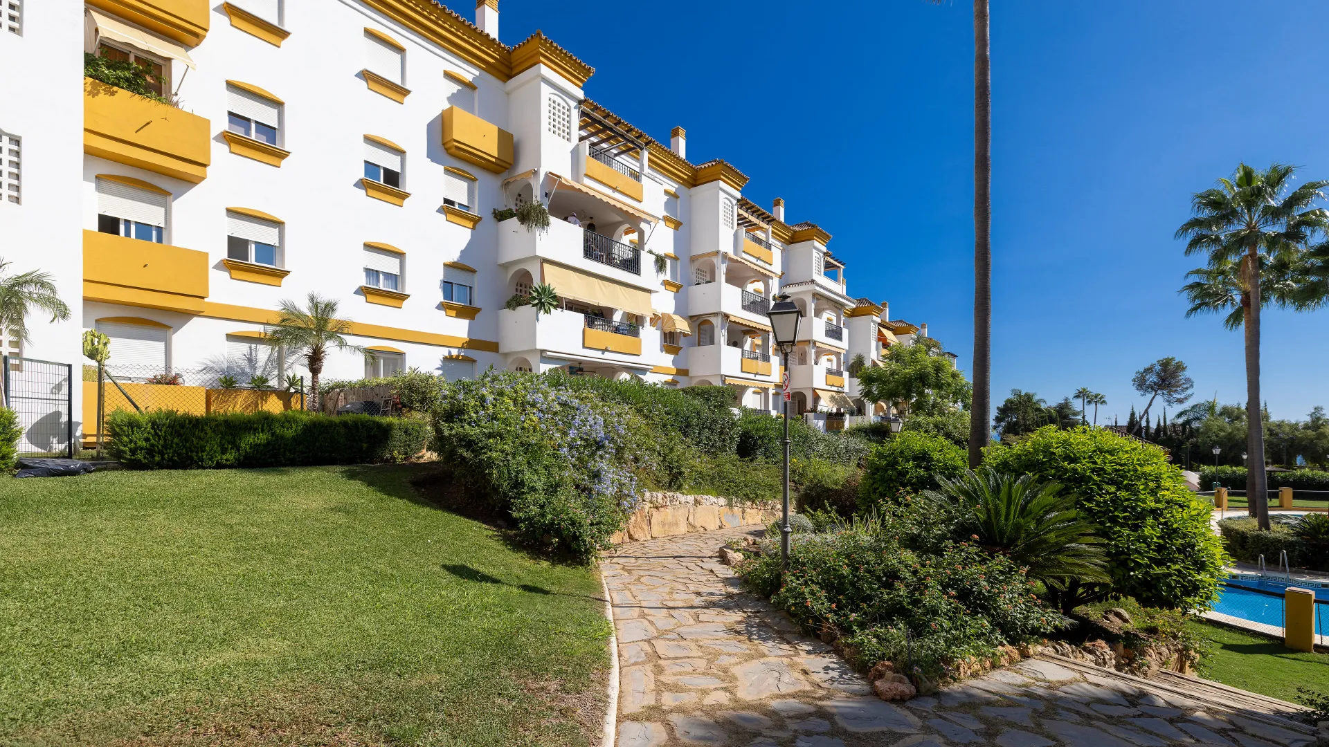 Comprar apartamento planta baja de 2 dormitorios en Los Pinos de Nagüeles