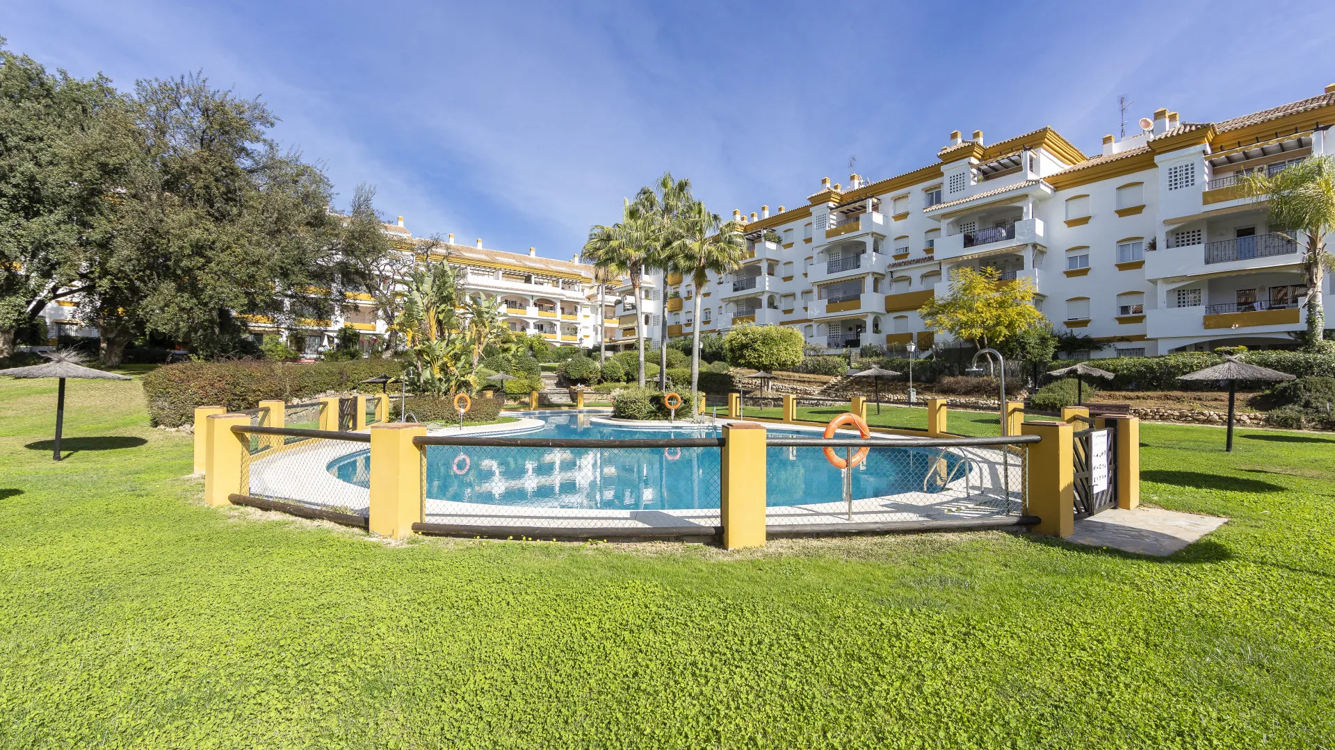 Comprar apartamento planta baja de 2 dormitorios en Los Pinos de Nagüeles