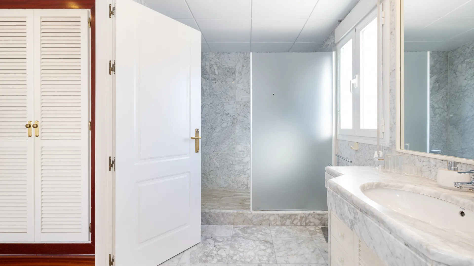 Duplex penthouse with 5 bedrooms for sale in Marbella Centro