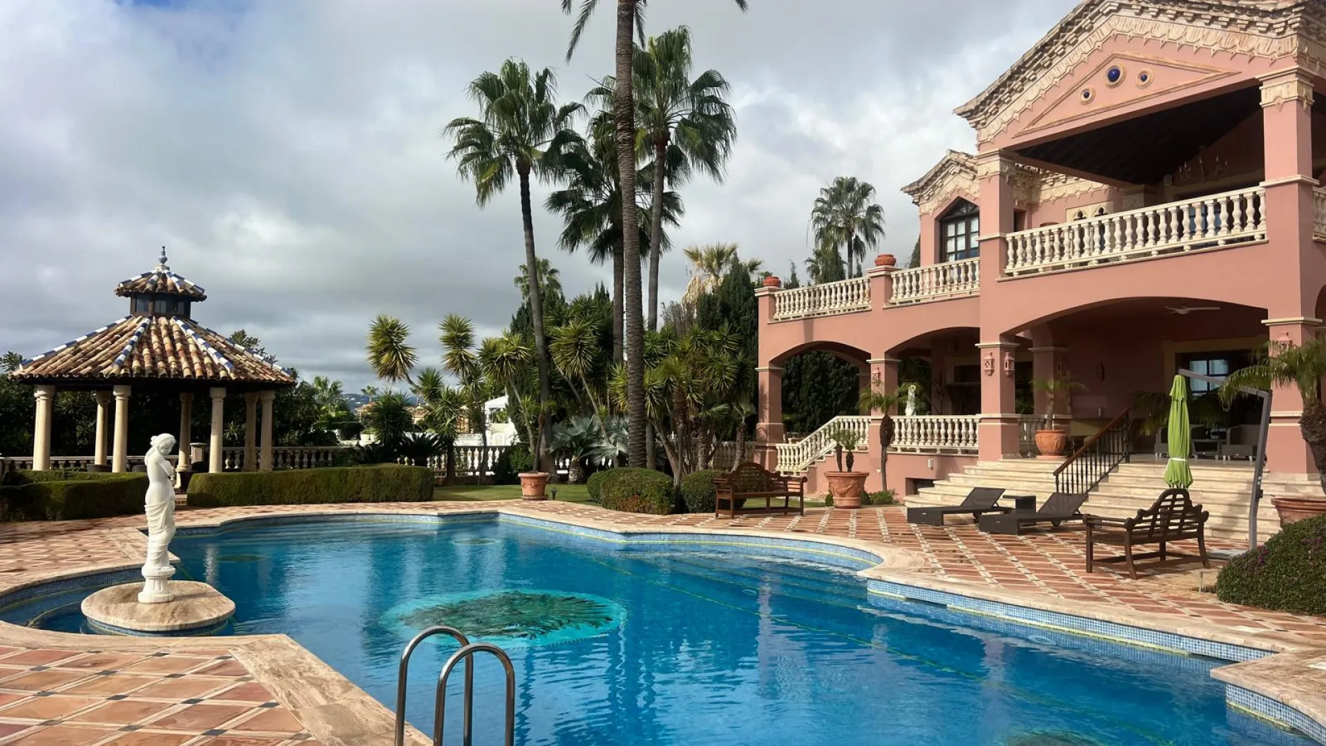 Villa con 6 dormitorios a la venta en Sierra Blanca