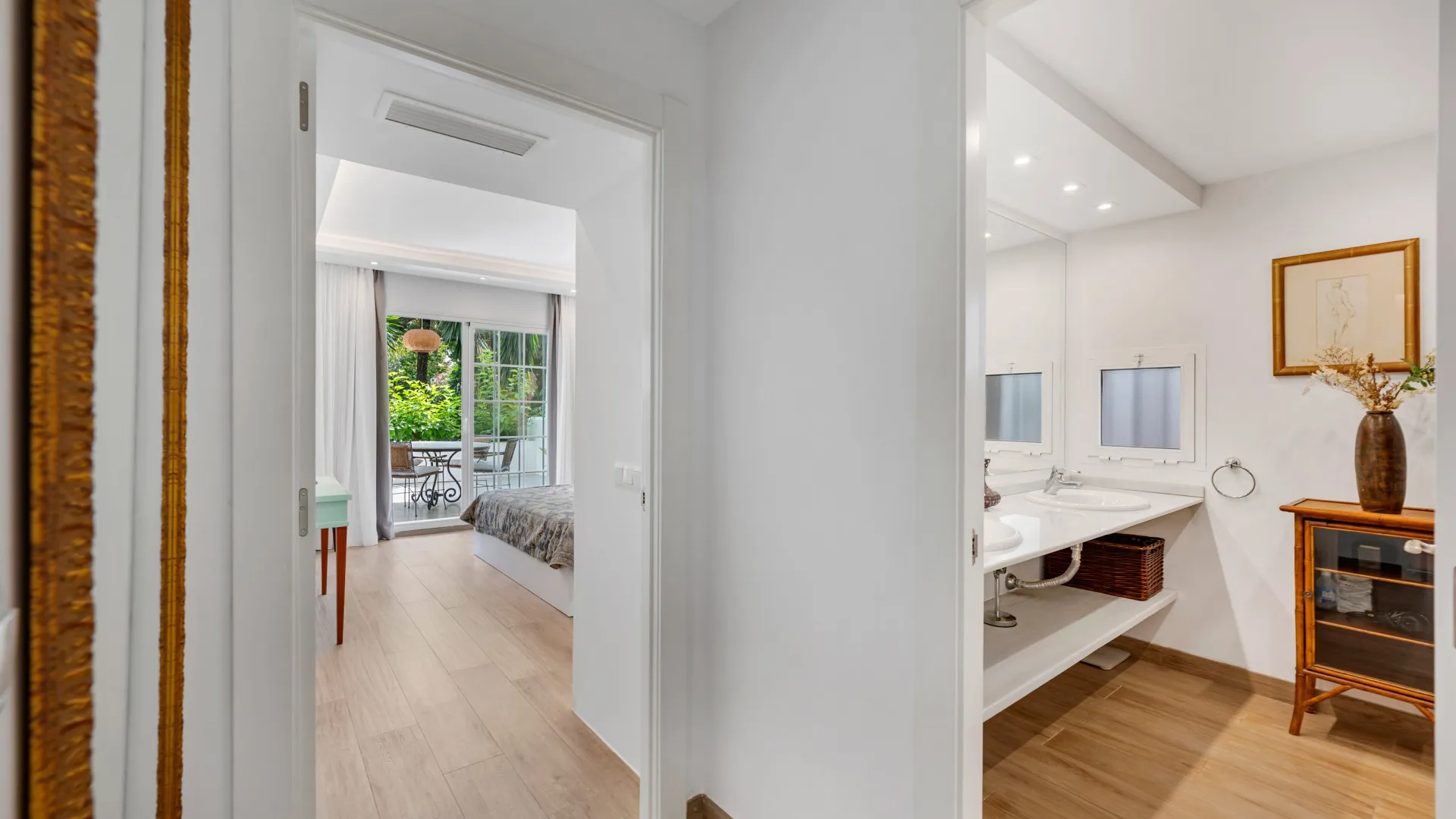 Ground floor apartment with 2 bedrooms for sale in Puente Romano II