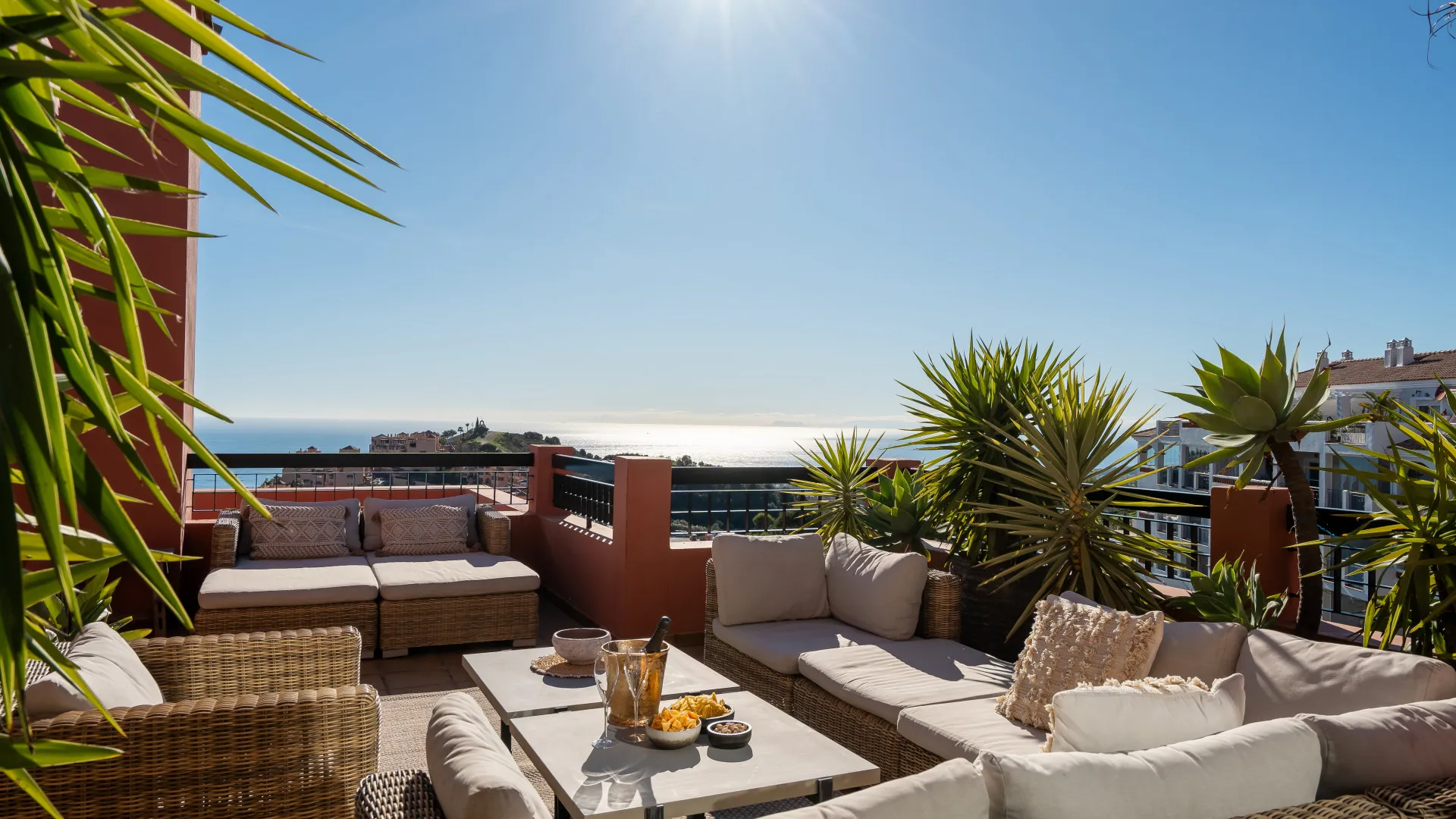 Duplex penthouse for sale in Calahonda with 4 bedrooms