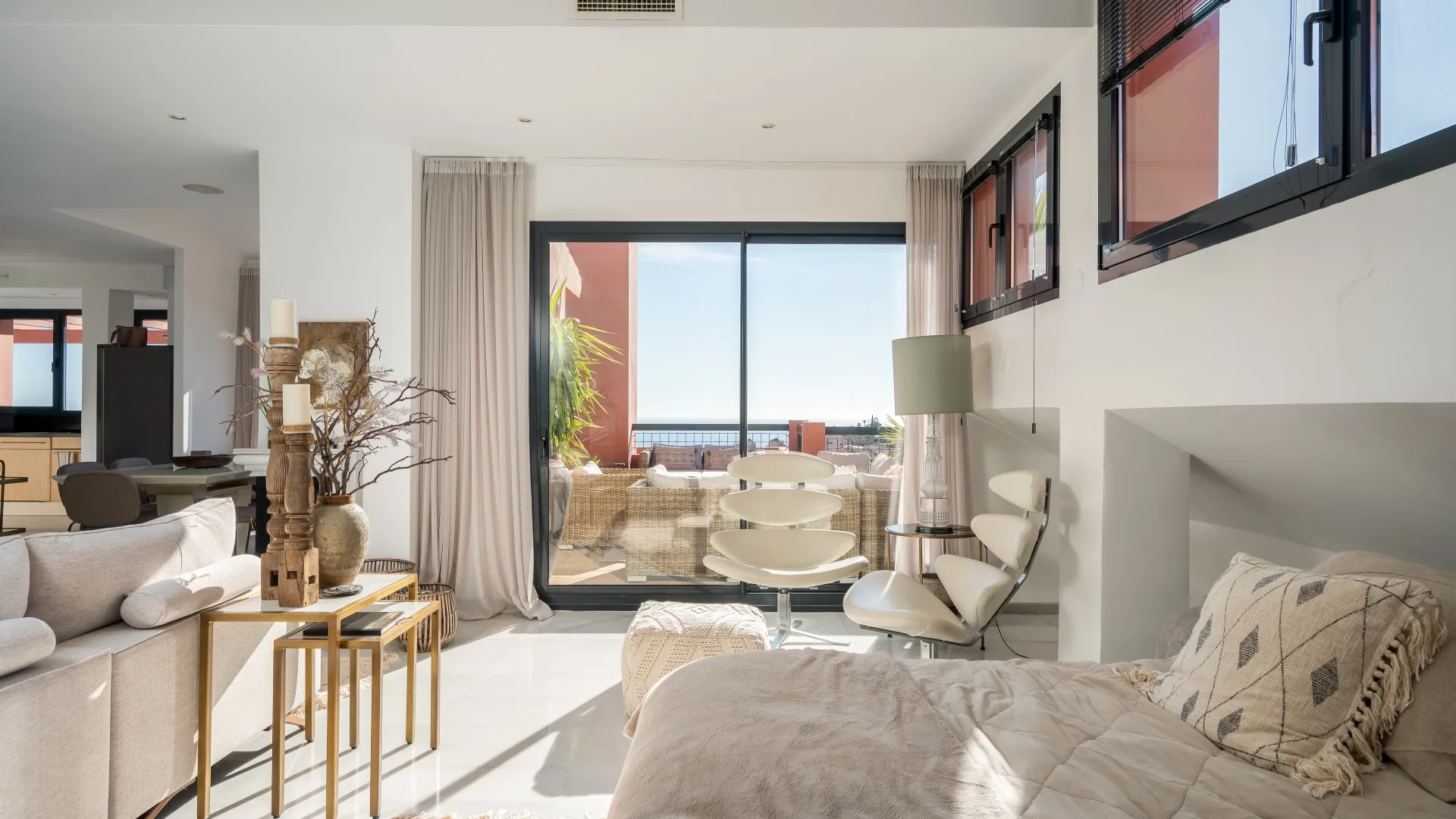Duplex penthouse for sale in Calahonda with 4 bedrooms