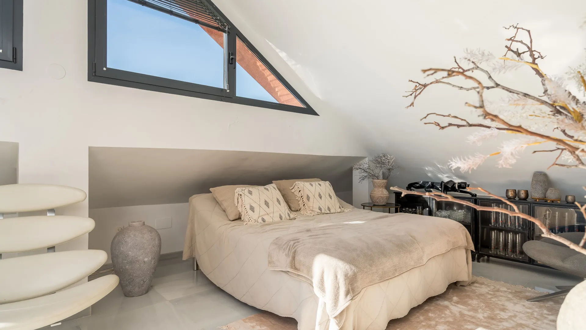 Duplex penthouse for sale in Calahonda with 4 bedrooms