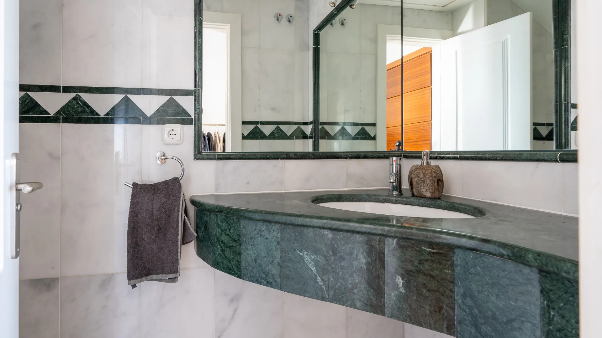 Duplex penthouse for sale in Calahonda with 4 bedrooms