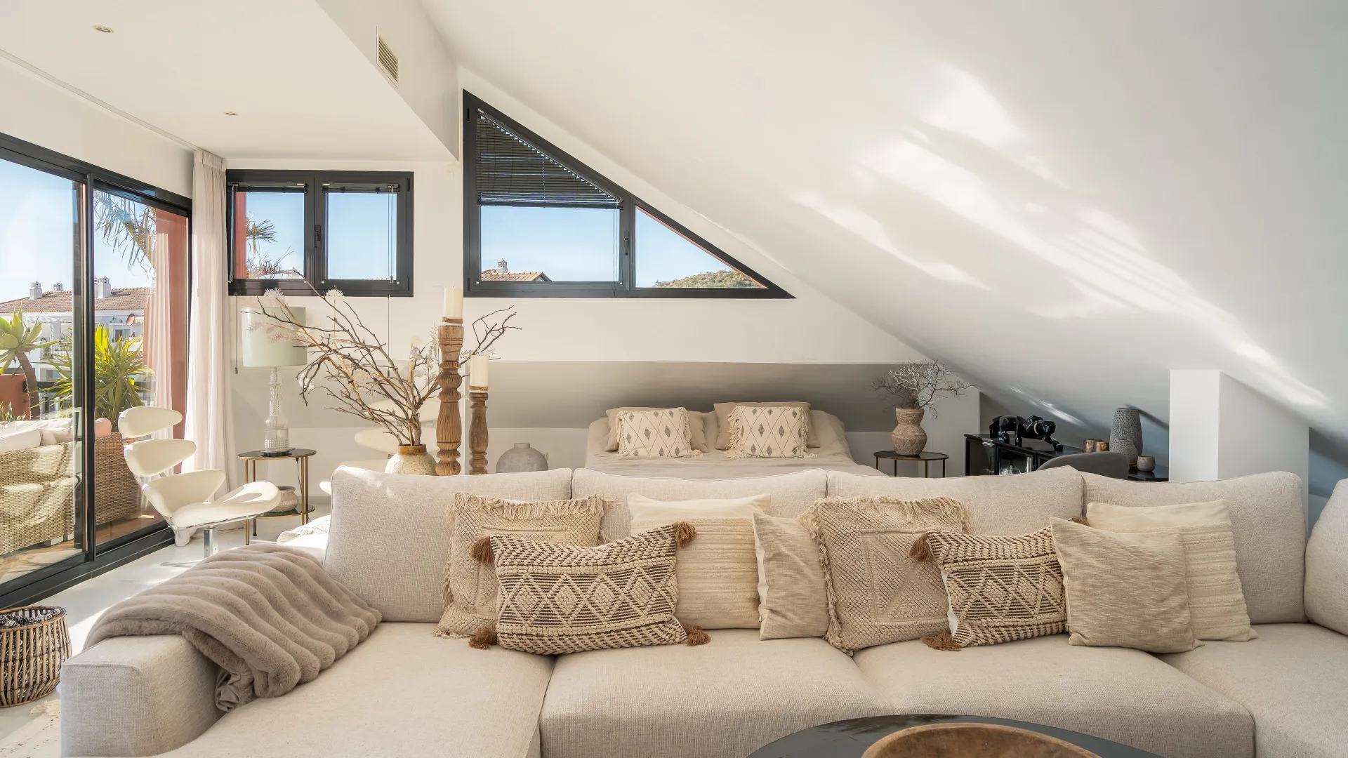 Duplex penthouse for sale in Calahonda with 4 bedrooms