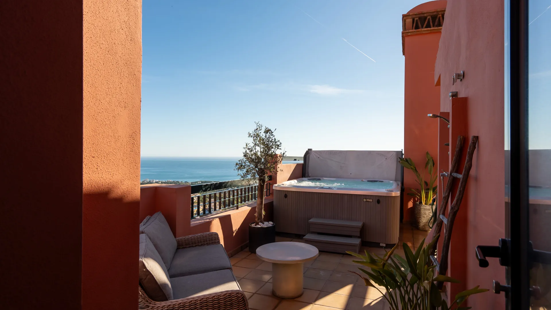 Duplex penthouse for sale in Calahonda with 4 bedrooms