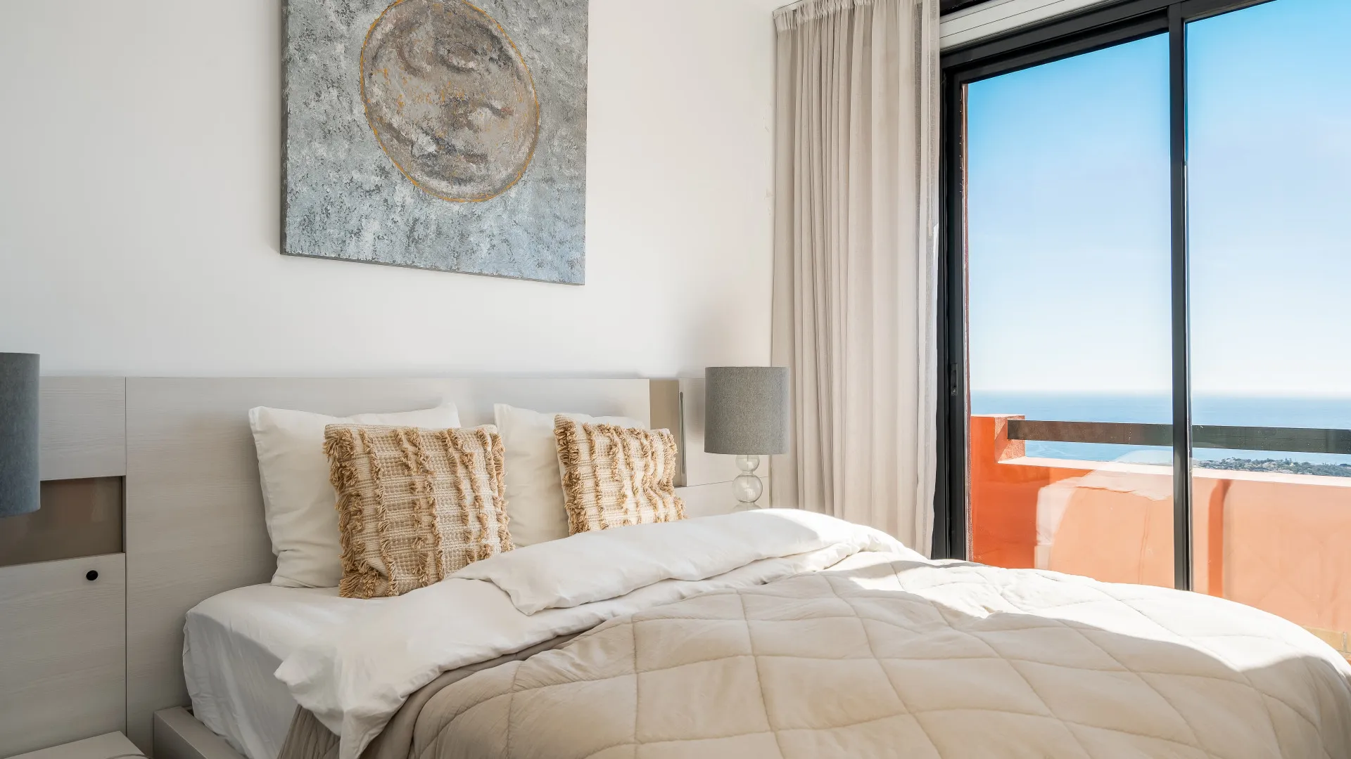 Duplex penthouse for sale in Calahonda with 4 bedrooms