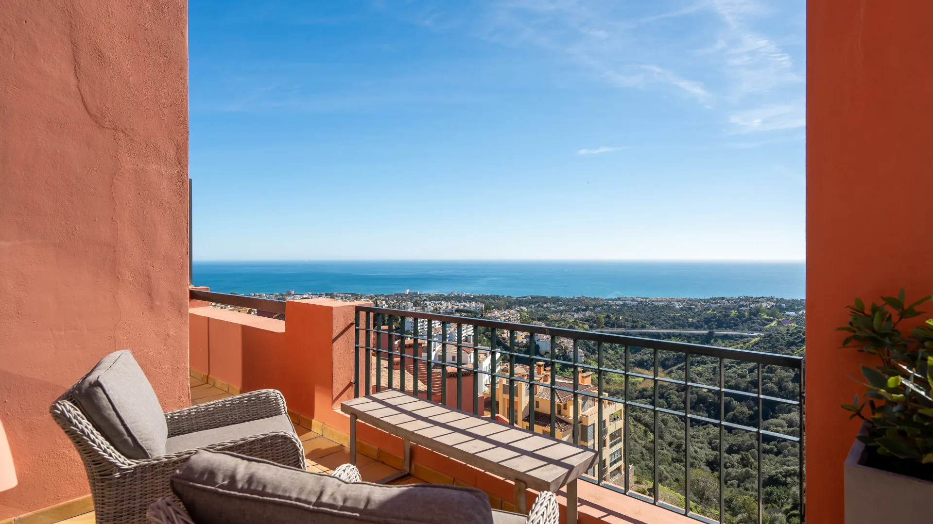 Duplex penthouse for sale in Calahonda with 4 bedrooms